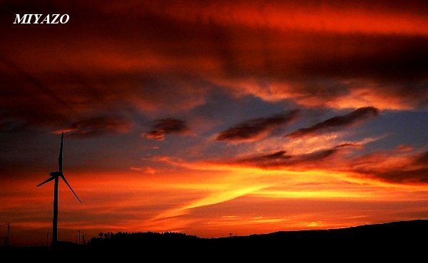 大砂川高原～夏の朝 - 朝焼けに染まる山麓と雲   