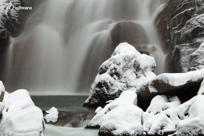 冬、奈曽の白滝-雪に包まれる白滝 
