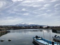 撮影者：T・M撮影日：2021/3/19象潟町沿岸から見た山・雲・海・船・町